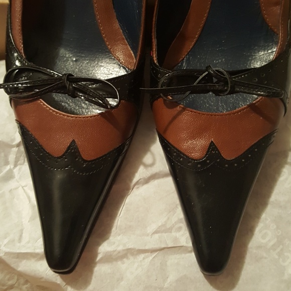 07:09 - BCBGMaxAzria Pointy Wingtip Pumps - Picture 2 of 8